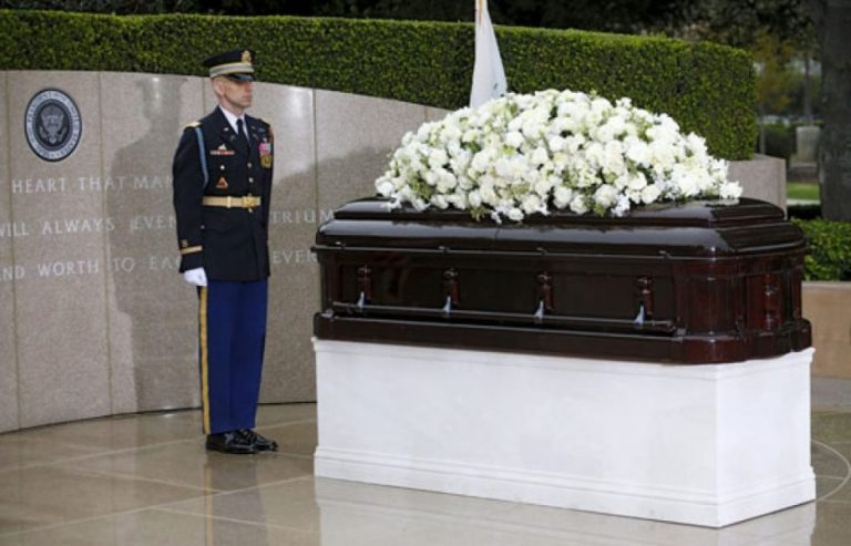 شاهد.. دفن جندي من البحرية الأمريكية بعد 73 عاما من مقتله في الحرب العالمية الثانية