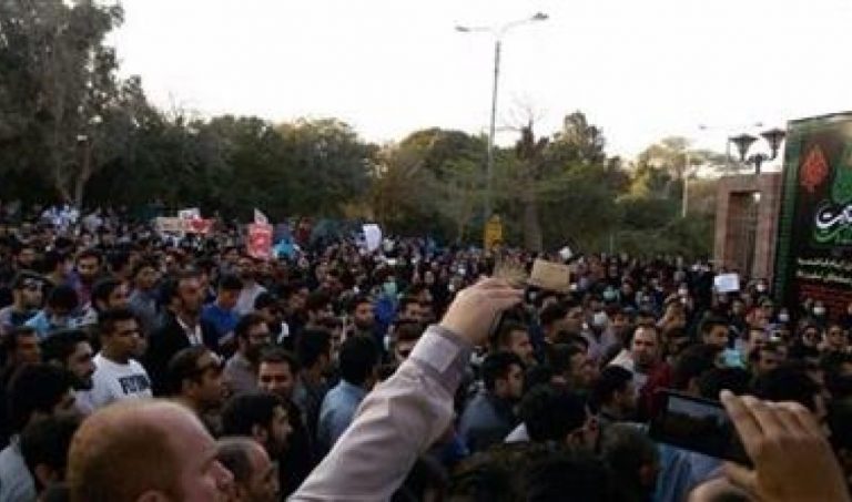 الأحواز: الآلاف يتظاهرون احتجاجاً على زيارة روحاني للإقليم