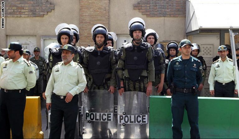 إيران تعلن اعتقال “جاسوس” في مكتب مستشار مقرّب من روحاني