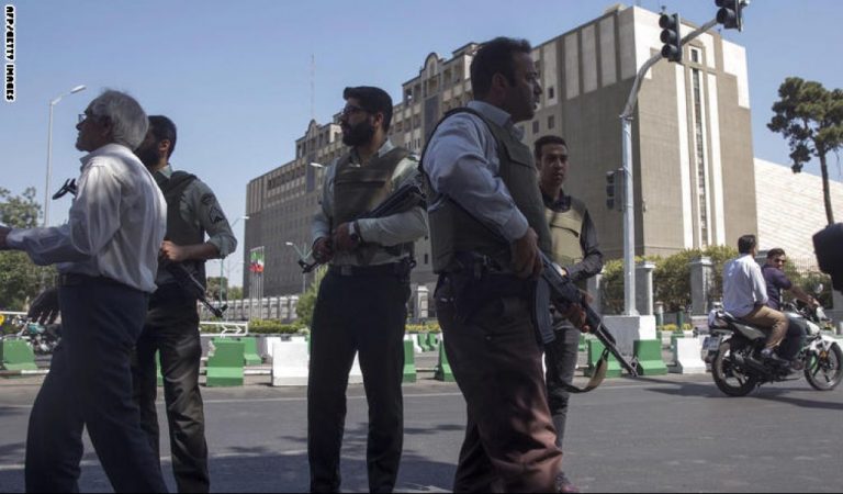 حصيلة قتلى طهران ترتفع وخامنئي يشيد بالقتال خارج إيران