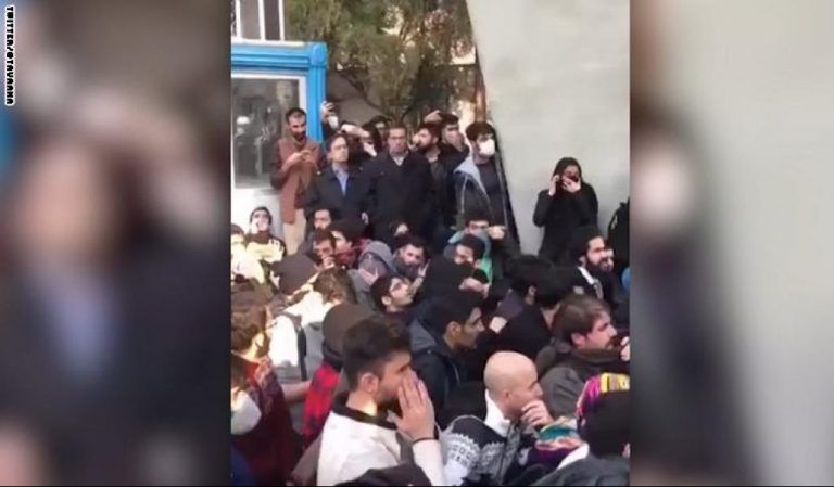 شاهد.. احتجاجات غاضبة في جامعة طهران